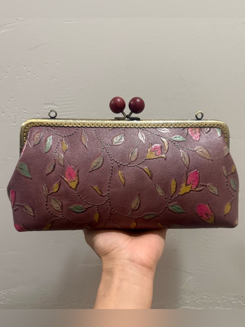 HandsewnāGenuineāEmbossed LeatherāWoodenāBallāKisslockāClutch Bag